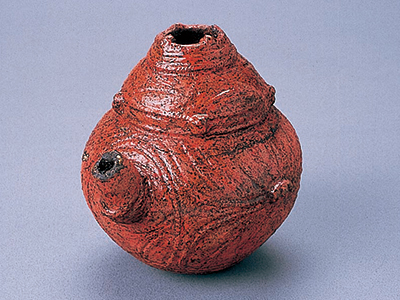 A small Chuko Doki (earthenware with a pouring spout) in the latter half of the late Jomon era
